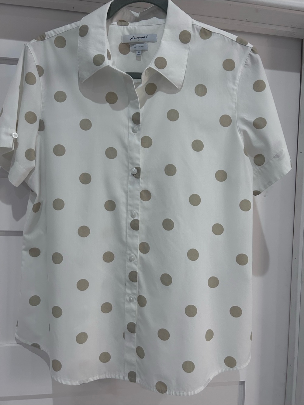 “foxcroft” size 14 White Crisp Cotton Short-Sleeve Shirt with Beige Polka Dots